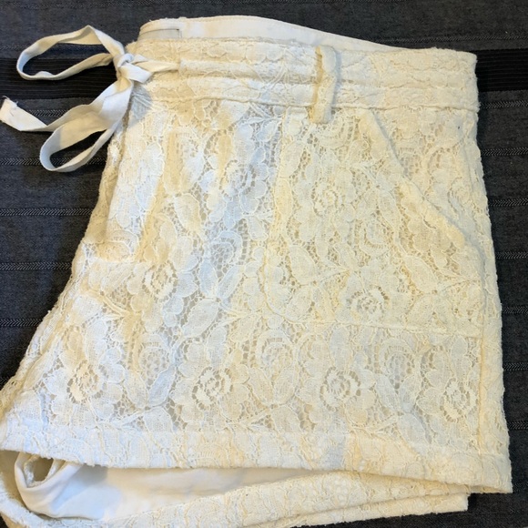 Lace Guess Shorts - Picture 2 of 4